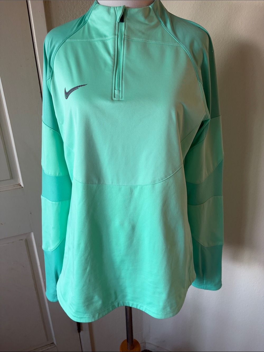 Nike Women’s Mint Green Quarter-Zip Athletic Pullover therma-fit
